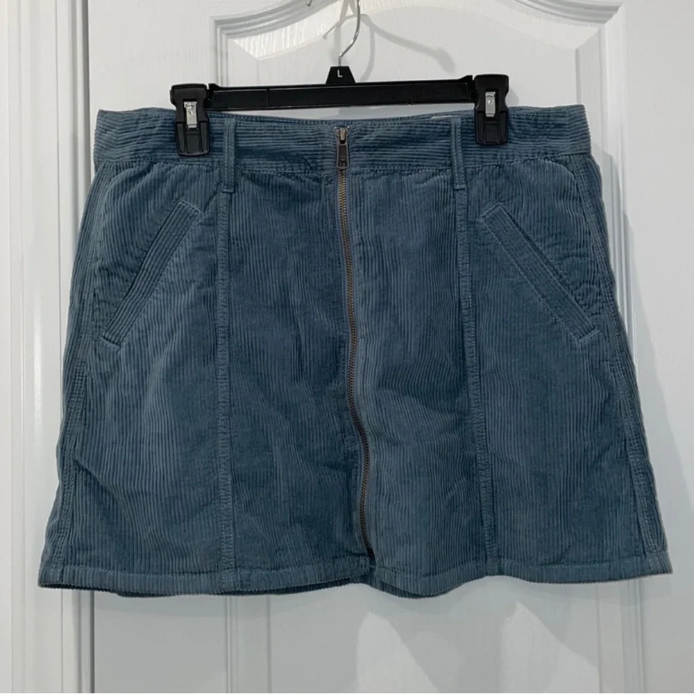 American Eagle  Zip Front Corduroy Skirt Size 6‎